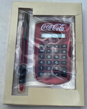 5743-1 € 7,00 coca cola rekenmachine met pen.jpeg